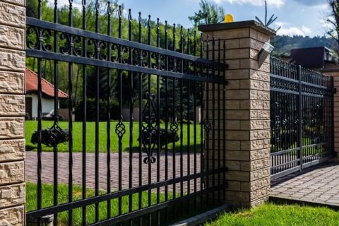 Metal fencing project underway in Coomera